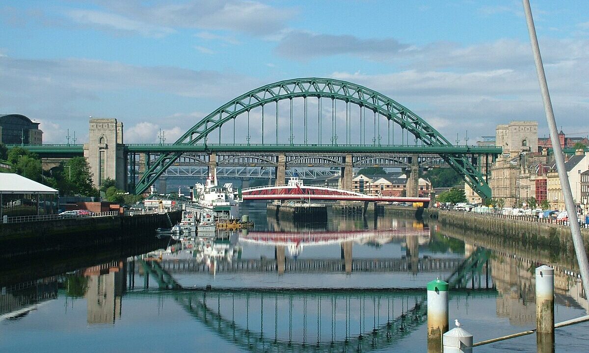 Entre fábricas, historia y pasión por el fútbol: así es la ciudad que espera al Athletic