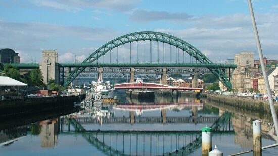 Entre fábricas, historia y pasión por el fútbol: así es la ciudad que espera al Athletic