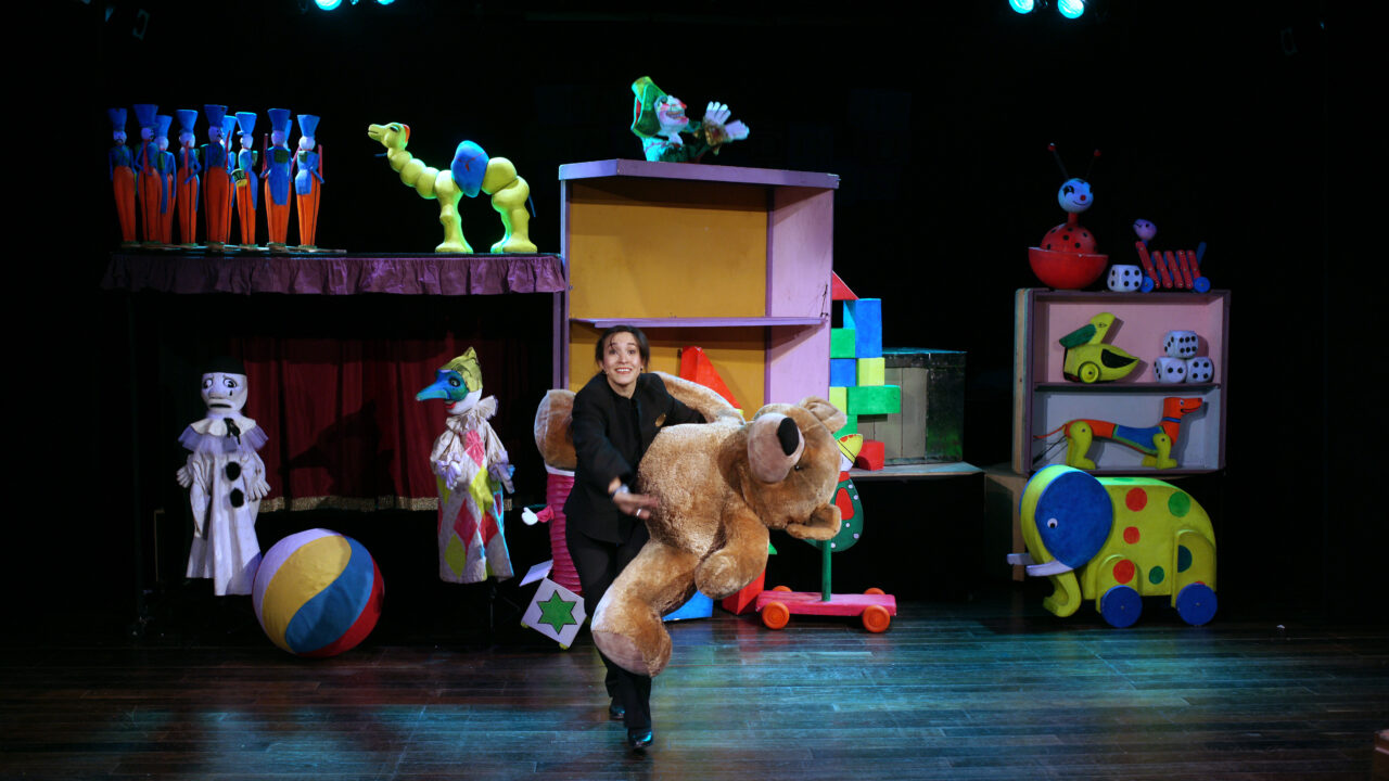 ‘La caja de los juguetes’: magia, música y valores en el Teatro Arriaga con ABAO TXIKI