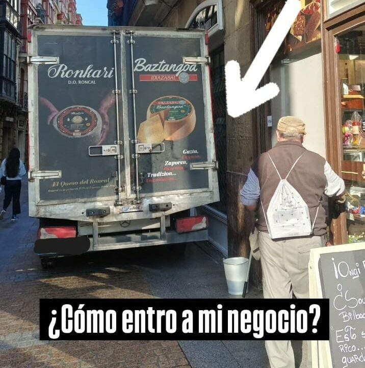 Andrea, comerciante del Casco Viejo: «Estoy harta de no poder entrar a mi tienda por las furgonetas»