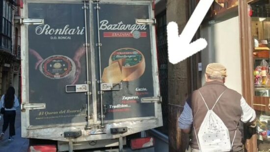 Andrea, comerciante del Casco Viejo: «Estoy harta de no poder entrar a mi tienda por las furgonetas»