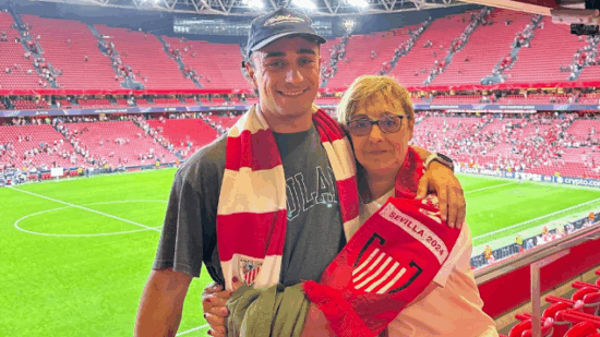 La reacción de su madre al entrar en San Mamés emociona a toda la red