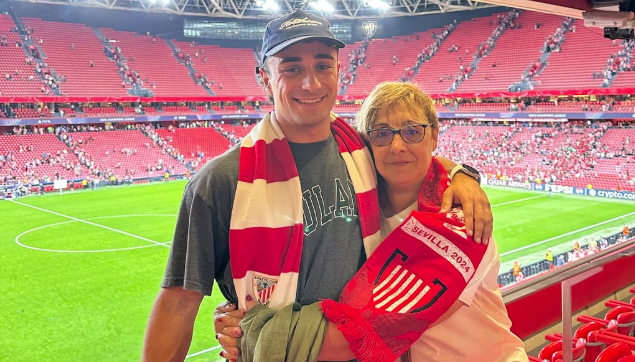 La reacción de su madre al entrar en San Mamés emociona a toda la red