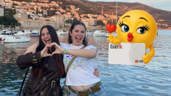 Las dos jóvenes que se han hecho virales recorriendo paradas de Metro Bilbao: “Teníamos que eliminar las grabaciones y cesar nuestra actividad”