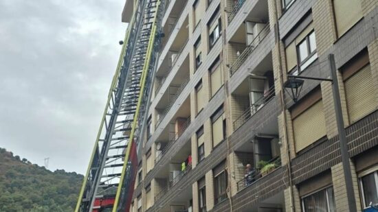 Los bomberos rescatan a una mujer que se había caído en su casa de Arrigorriaga