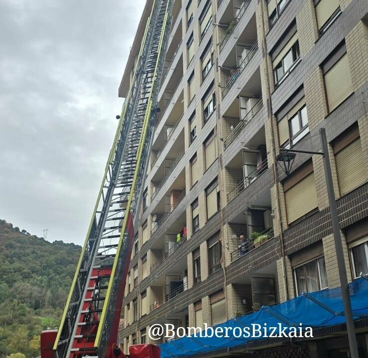 Los bomberos rescatan a una mujer que se había caído en su casa de Arrigorriaga