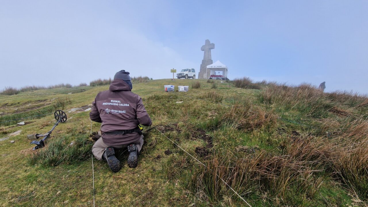 Exhumaciones en el “monte de la sangre”: Aranzadi busca en Saibigain los restos de combatientes de la Guerra Civil