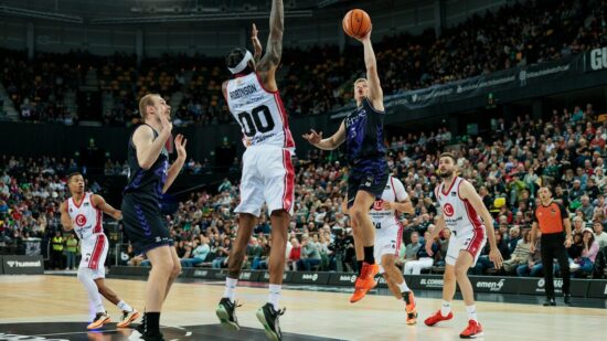El Surne Bilbao Basket afina la puntería y arrolla al Casademont Zaragoza