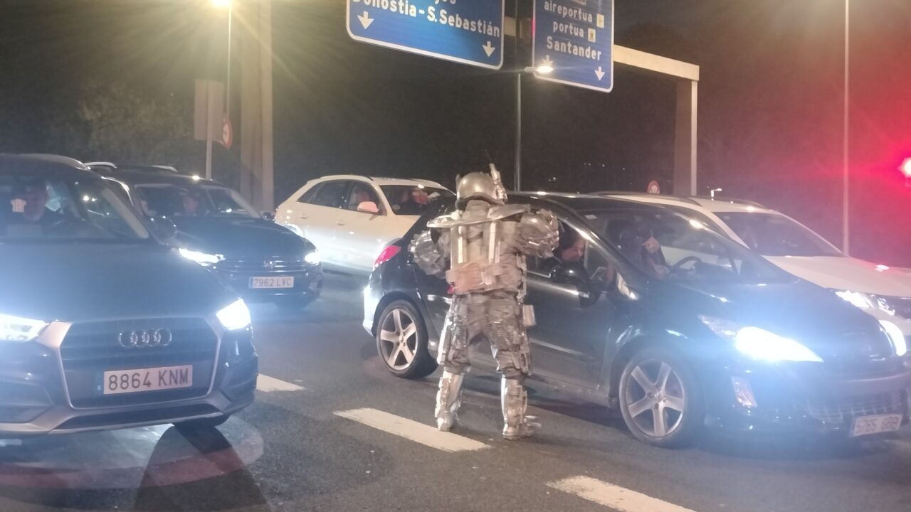 Así sobrevive Gian Marco, el peruano que se transforma en “Robotñol” cuando el semáforo se pone en rojo