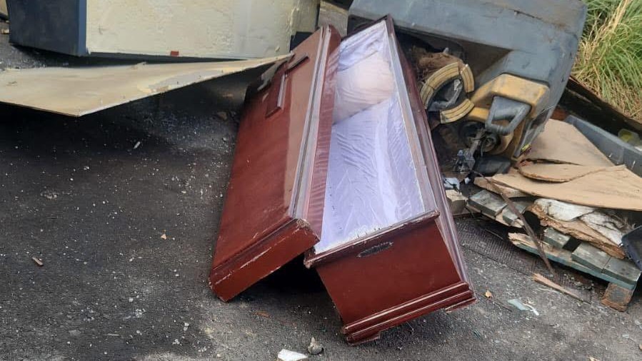 Aparece un féretro en el vertedero de Castro-Urdiales