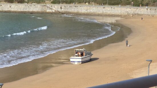El barco que lleva más de una semana encallado en la playa de Gorliz