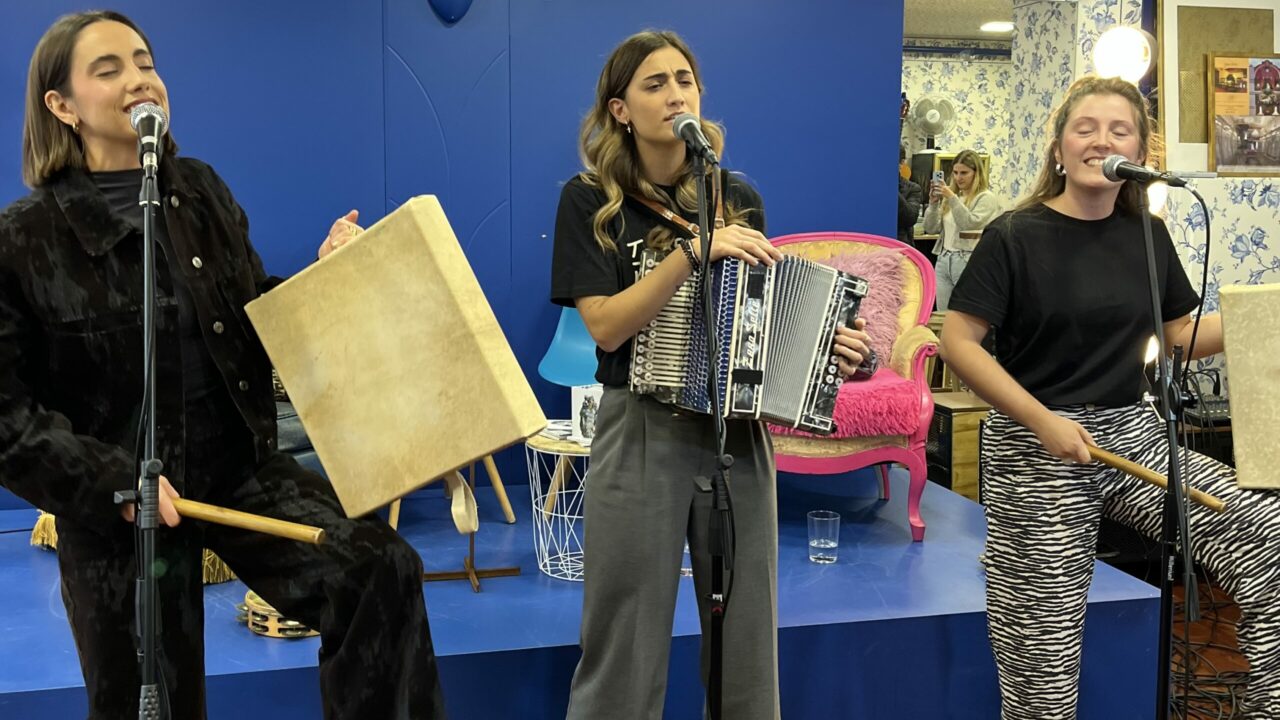Neomak presenta su segundo disco, Lazturak Orbain, en una emotiva rueda de prensa en Bilbao