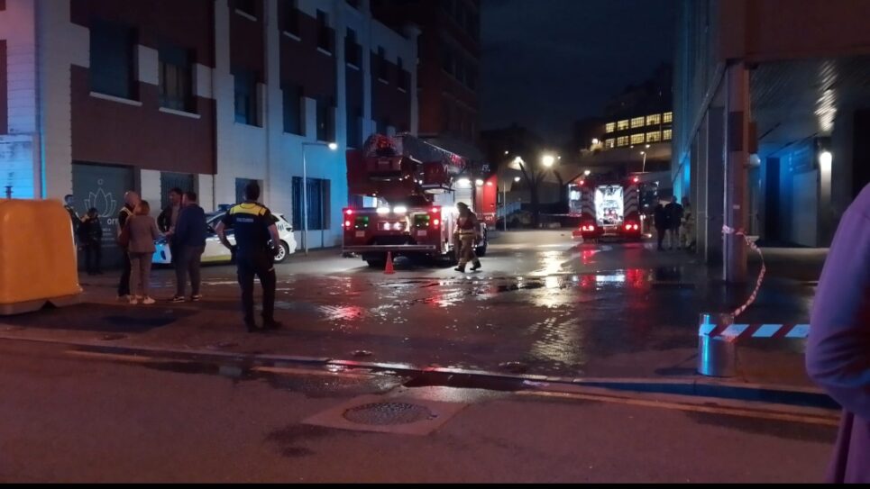 Herido muy grave un vecino de Barakaldo tras precipitarse por la ventana en el incendio de su vivienda