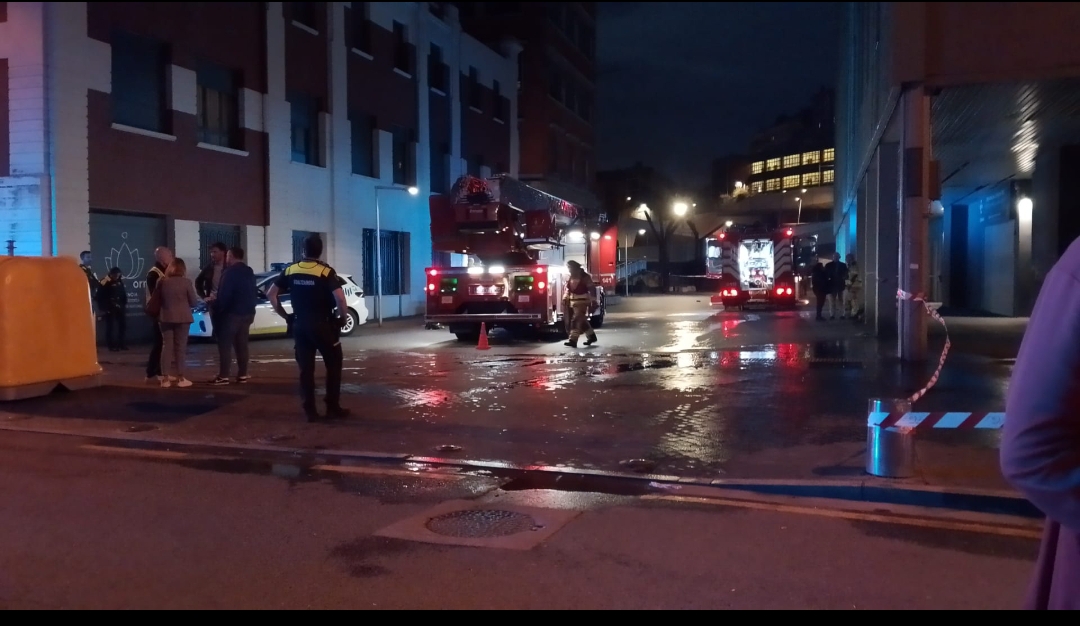 Muere el hombre que se lanzó desde su piso para escapar de un incendio en Barakaldo