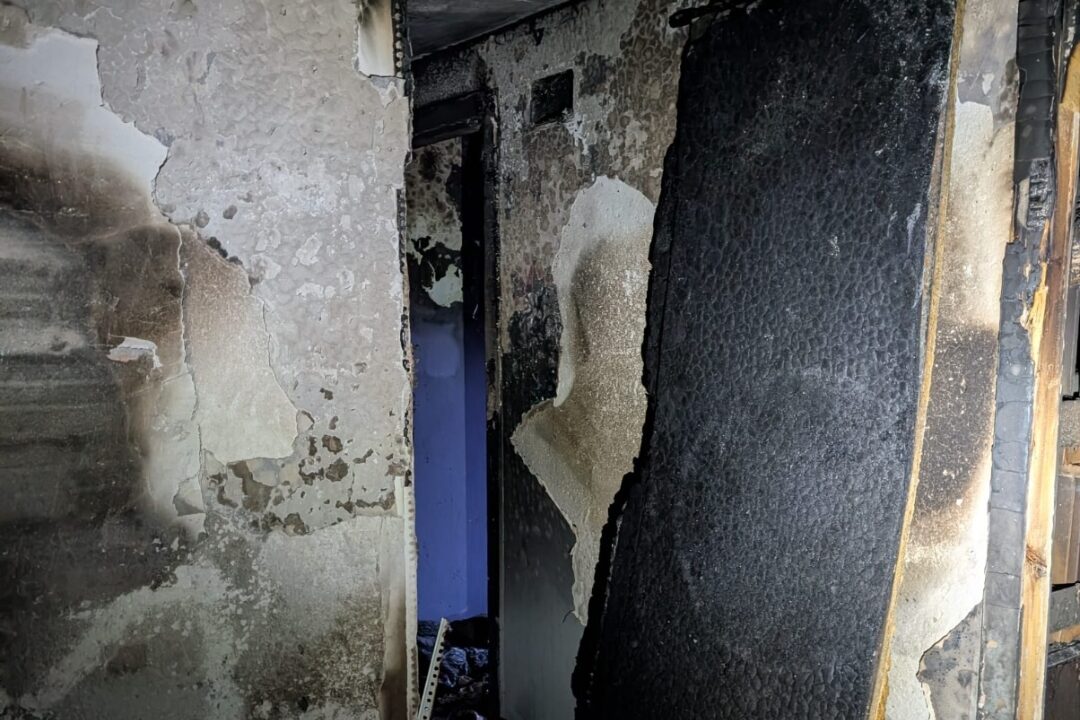 El piso del incendio de Barakaldo fue almacén de objetos robados y así ha quedado