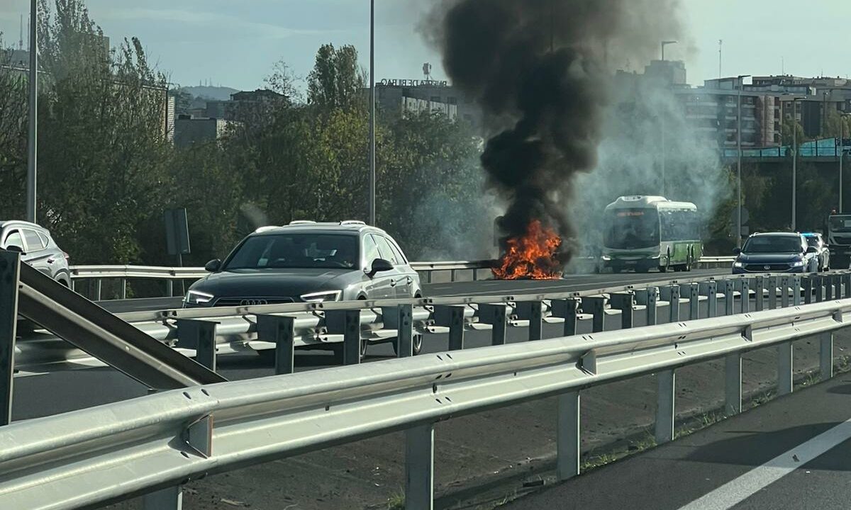 Un coche arde en plena A-8 a su paso por Barakaldo y provoca retenciones de hasta dos kilómetros