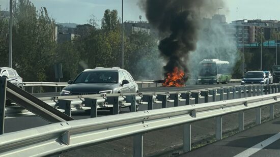 Un coche arde en plena A-8 a su paso por Barakaldo y provoca retenciones de hasta dos kilómetros