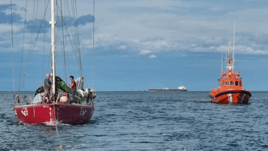 La Ertzaintza rescata a siete tripulantes de un velero a la deriva en La Galea