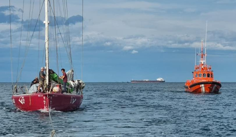 La Ertzaintza rescata a siete tripulantes de un velero a la deriva en La Galea