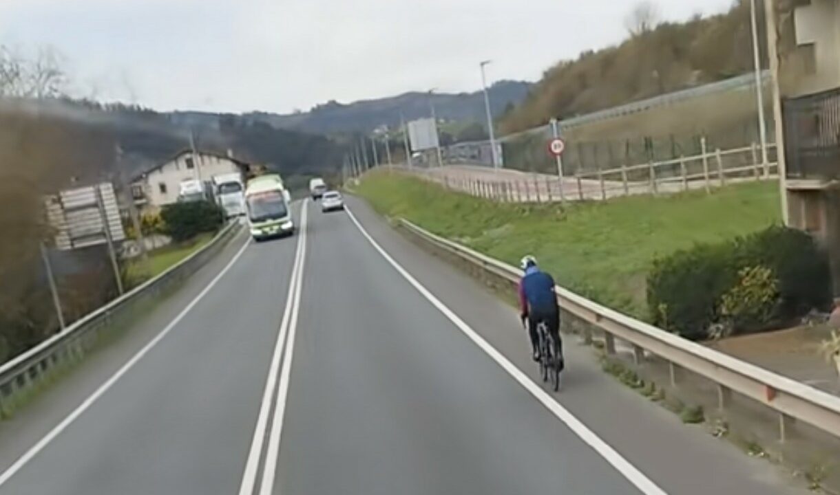Camioneros se quejan de que los ciclistas no usen la bicipista entre Iurreta y Amorebieta-Etxano