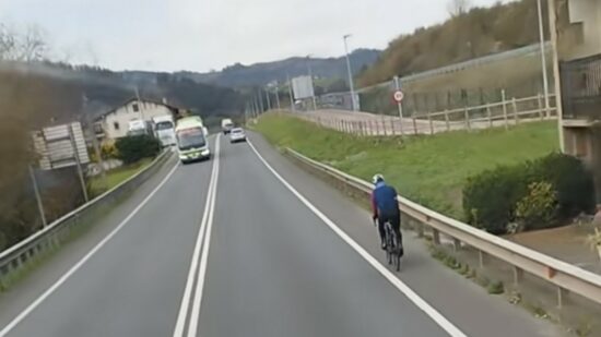 Camioneros se quejan de que los ciclistas no usen la bicipista entre Iurreta y Amorebieta-Etxano