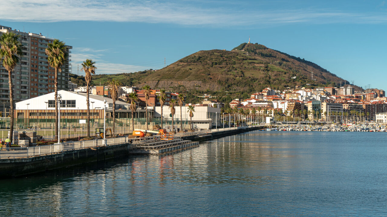 Santurtzi transforma su franja marítima con nueva playa urbana y plataforma flotante