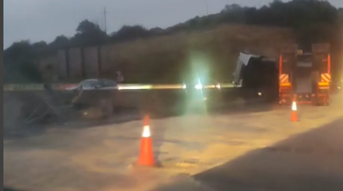 Retenciones en la A-8 tras el vuelco de un camión en el viaducto de Ontón