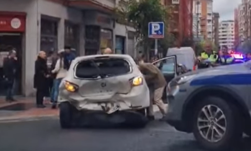 Detenido un conductor tras embestir varios coches en pleno centro de Bilbao