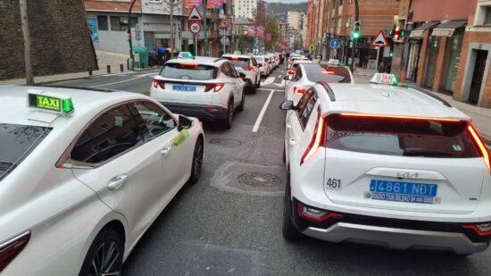 El taxi vasco paraliza los accesos a Bilbao con una movilización histórica