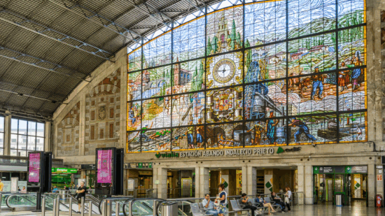 La vidriera de Abando: el tesoro que los bilbaínos pasan por alto y los turistas ya veneran
