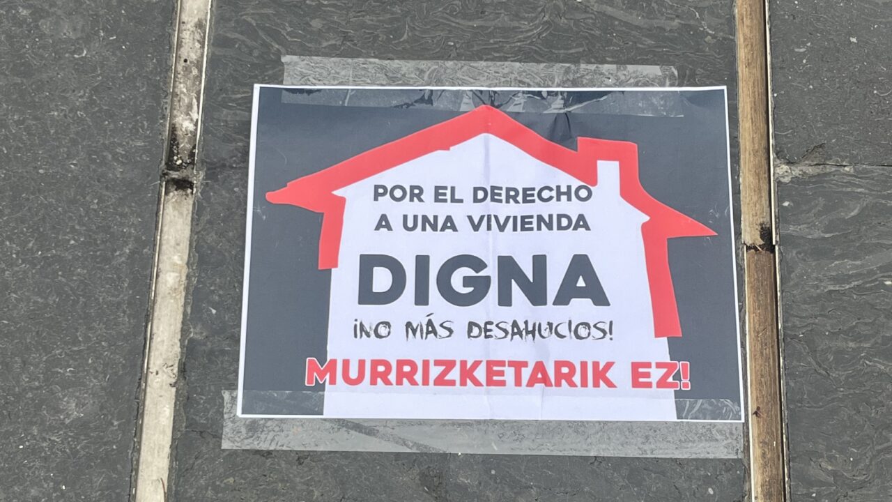 Organizaciones sociales de Bizkaia se manifiestan en Bilbao por el derecho a una vivienda digna