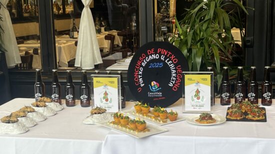 El bar Víctor Montes en la Plaza Nueva recibe el premio al Mejor Pintxo Vegano