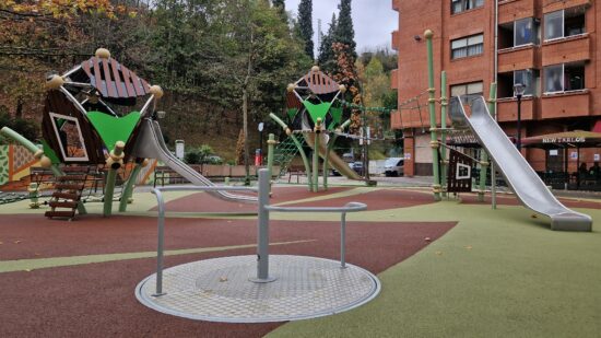 El bilbaíno barrio de La Peña estrena un parque infantil renovado y más seguro en la Campa Ibaizabal