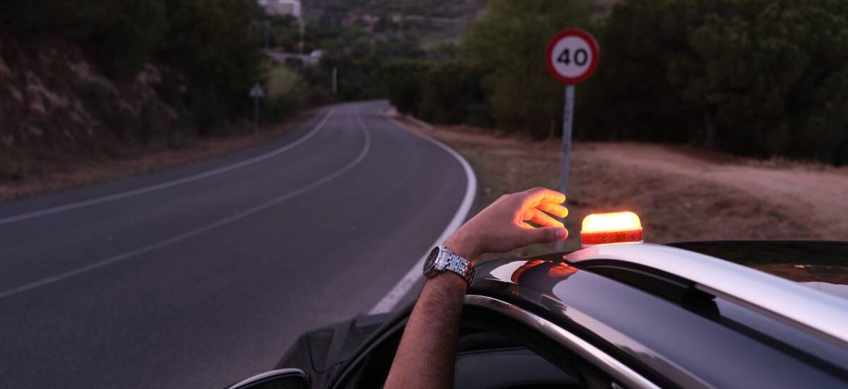Precios entre 15 y 50 euros: la polémica que desata la nueva baliza obligatoria de la DGT