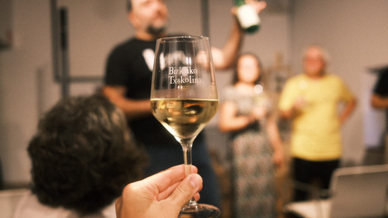 Cultura, música y txakoli: Kantari Kontari celebra el folclore vasco en Leioa