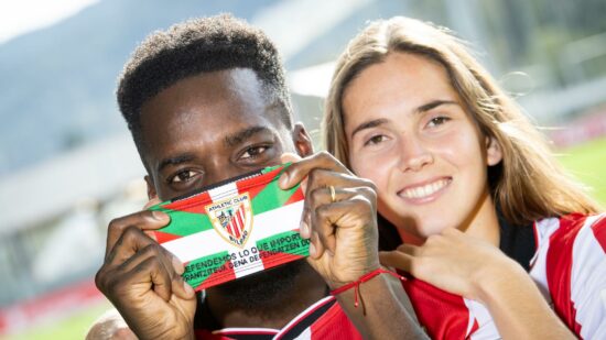 El Athletic visibiliza su compromiso con la infancia con un brazalete simbólico