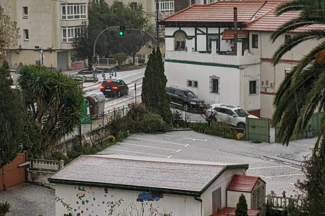 Una intensa granizada sorprende a los conductores y vecinos del Txorierri