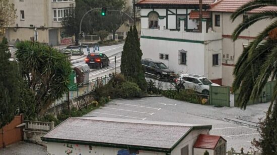 Una intensa granizada sorprende a los conductores y vecinos del Txorierri