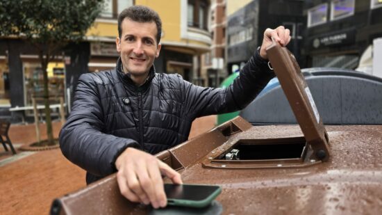 Barakaldo revoluciona el reciclaje: el contenedor marrón se abre ya desde el móvil