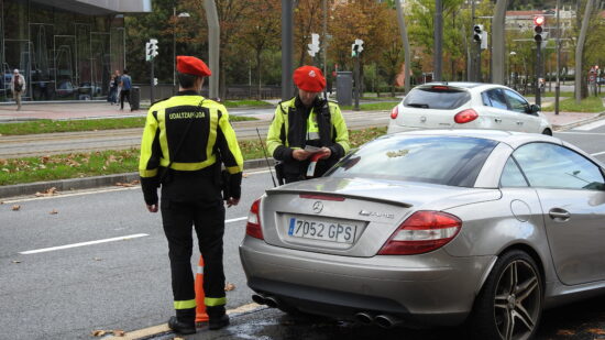 Ertzaintza y policías locales refuerzan los controles para frenar las distracciones al volante en Euskadi