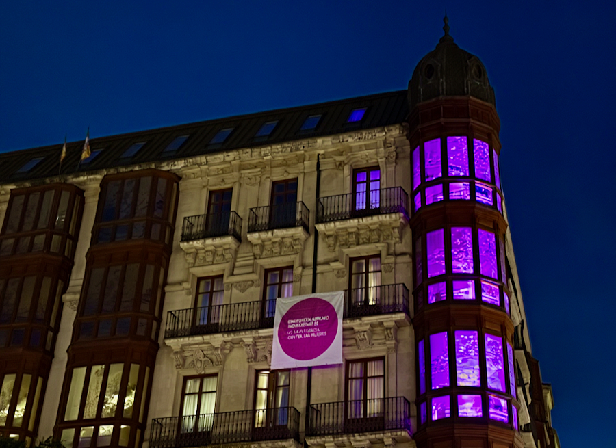 El Punto Lila brilla en Bilbao, Gernika y Abellaneda como rechazo a la violencia de género