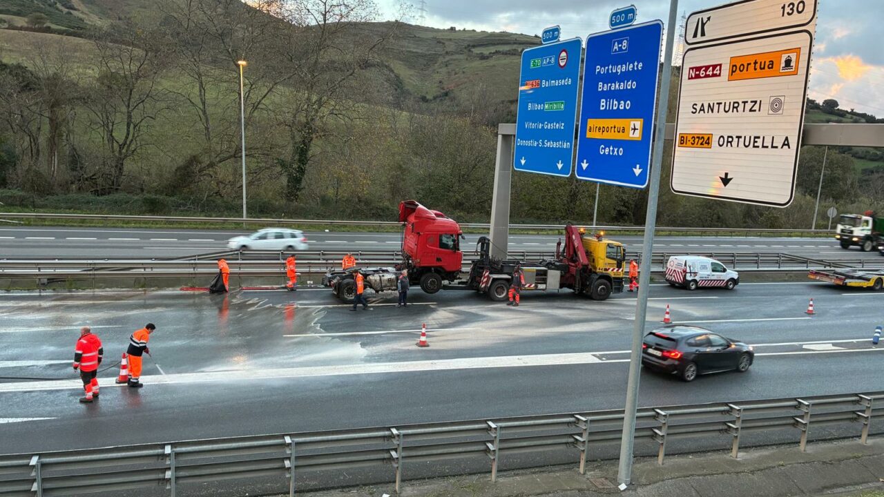 En marcha la retirada del camión que ha hecho la tijera en la A-8 en Santurtzi