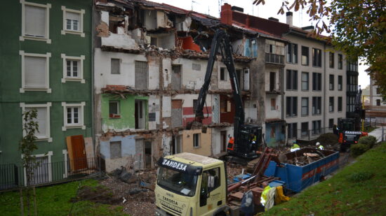 Comienzan los derribos en Sestao ante el peligro de colapso de dos bloques en Txabarri