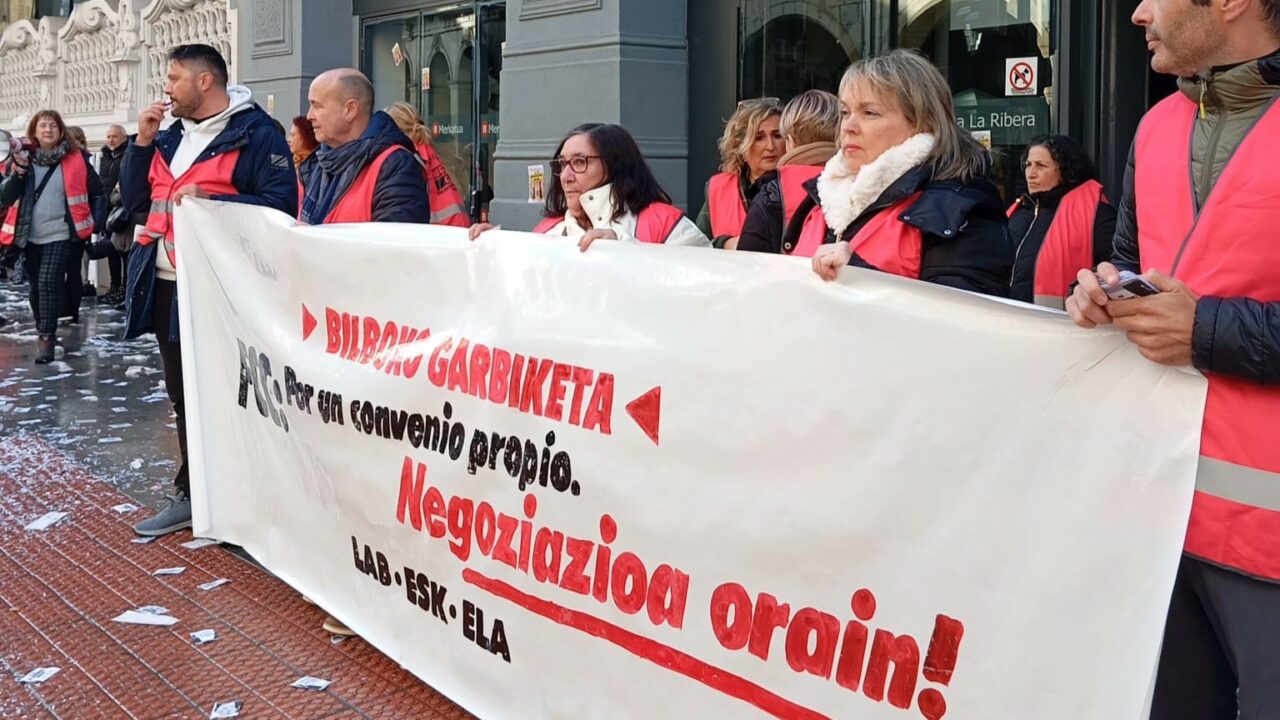 Los trabajadores de limpieza del ayuntamiento se manifiestan en el Mercado de la Ribera
