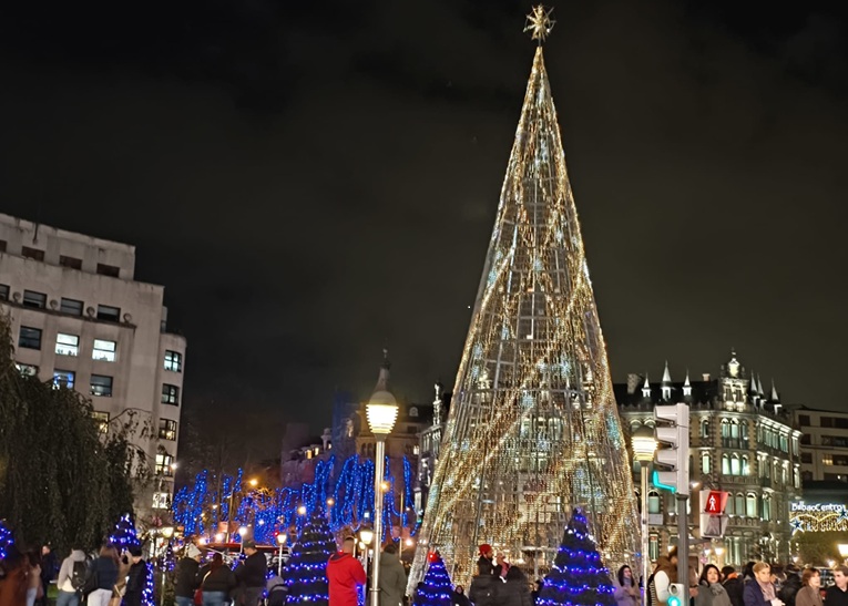 Las luces de Navidad ya alumbran Bilbao