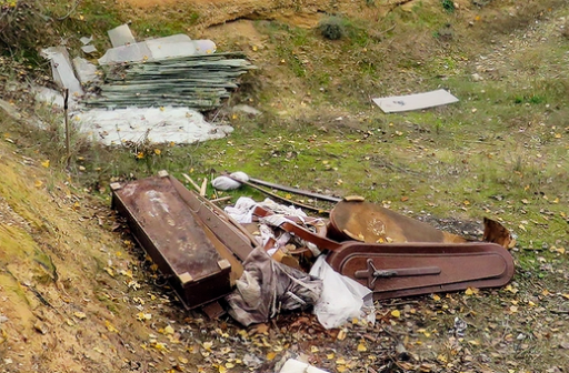 Paseo macabro: ataúdes apilados junto al cementerio alarman a los vecinos de este pueblo de Burgos