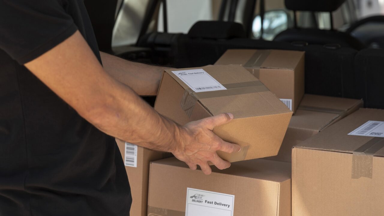 Denuncian que algunos repartidores entregan paquetes a vecinos sin consentimiento en Bizkaia