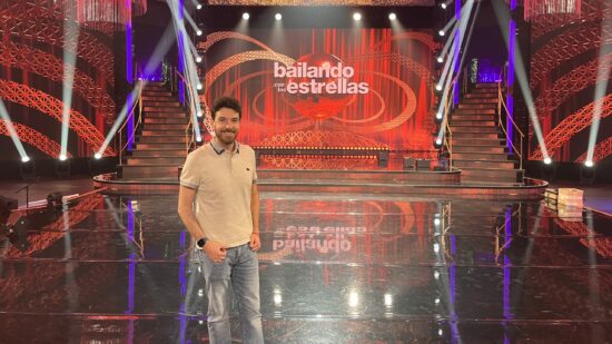 El vasco que triunfa poniendo voz a ‘Bailando con las Estrellas’ y ‘Agárrate al Sillón’ de Telecinco
