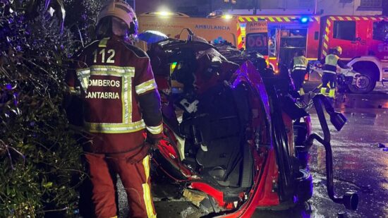 Fallecen tres jóvenes tras salirse su coche en Cabezón de la Sal