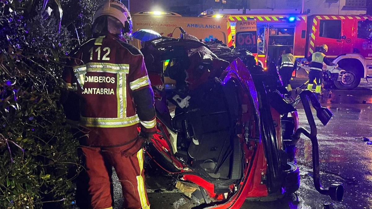 Fallecen tres jóvenes tras salirse su coche en Cabezón de la Sal